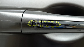 Дверь в сборе задняя левая Chrysler Pacifica 17-26 тонировка, keyless, бежевый PTE, потерт хром и накладки, царапины на ручке
