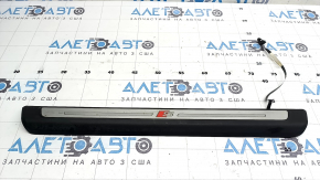 Ornament prag exterior Audi Q3 83A 19-25 negru cu iluminare din spate, S-Line, cromat, necesită curățare, zgârieturi, uzat