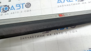 Накладка порога наружная передняя левая Audi Q3 83A 19-25 черная с подсветкой, S-Line, хром, под чистку, царапины, потерта
