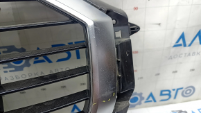 Решетка радиатора grill в сборе Audi Q3 83A 19-25 черный глянец с матовый хром, с эмблемой, песок, сколы