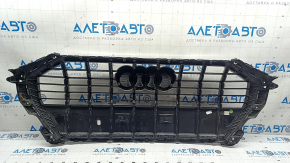 Решетка радиатора grill в сборе Audi Q3 83A 19-25 черный глянец с матовый хром, с эмблемой, песок, сколы