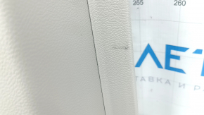 Обшивка двери карточка передняя левая Chrysler Pacifica 17-20 серая с коричневой кожей, подлокотник кожа коричневая, с накладками, с ручкой, царапины, потертости, под чистку