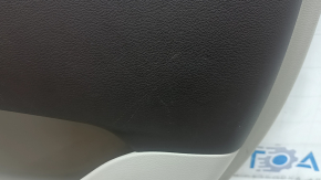 Обшивка двери карточка передняя правая Chrysler Pacifica 17-20 серая с коричневой кожей, подлокотник кожа коричневая, с накладками, с ручкой, царапины, потертости, побелел пластик, под чистку