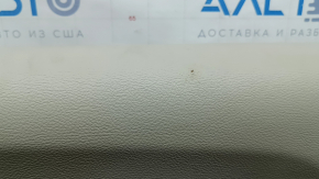 Обшивка двери карточка передняя правая Chrysler Pacifica 17-20 серая с коричневой кожей, подлокотник кожа коричневая, с накладками, с ручкой, царапины, потертости, побелел пластик, под чистку