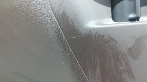 Обшивка двери карточка задняя левая Chrysler Pacifica 17-26 под шторку, серая с коричневой кожей, с накладками, с ручкой, царапины, потертости, побелел пластик, под чистку