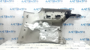 Ornamente arc stânga jos pentru un Chrysler Pacifica 17-24, partea din față sub cortină, gri, cu o inserție maro, zgârieturi, necesită curățare, plasticul a devenit alb