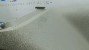Ornamente arc stânga jos pentru un Chrysler Pacifica 17-24, partea din față sub cortină, gri, cu o inserție maro, zgârieturi, necesită curățare, plasticul a devenit alb
