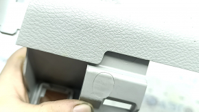 Накладка колени водителя Chrysler Pacifica 17-26 серая, с заглушкой, трещины в креплениях, царапина