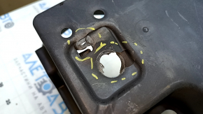 Apărătoarea rezervorului de combustibil din dreapta pentru un Toyota Prius 50 19-22 AWD are un suport rupt.