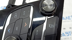 Sistemul multimedia și climatizarea de la Chrysler Pacifica 18-20 sunt uzate.
