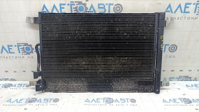 Condensatorul radiatorului de aer condiționat al modelului Audi Q3 83A 19-22 2.0T a căzut din fagure.