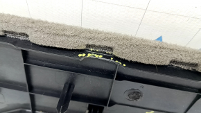 Ornamente podea spate Chrysler Pacifica al doilea rând de scaune, tip 2, maro, margine ruptă, necesită curățare