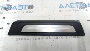 Накладка порога задняя левая внешняя Audi Q7 16-26 черная с хромом, царапины, тычки
