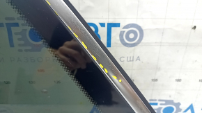 Форточка глухое стекло задняя левая Audi Q7 16-26 тонировка, с молдингом хром, облез хром, царапины на стекле, сломана направляйка