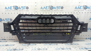 Решетка радиатора grill в сборе Audi Q7 16-19 серая, под парктроники, под камеру, с эмблемами, песок