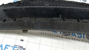 Нижняя решетка переднего бампера Mercedes W213 E 17-20 под парктроники, AMG pkg, потерта, сломаны крепления