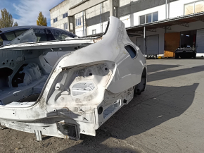 Четверть крыло задняя правая Mercedes W213 E 300/350 17-23 на кузове, белая, тычки