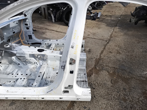 Stâlpul central stâng al caroseriei la Mercedes W213 E 300/350 17-23 pe caroserie, realizat