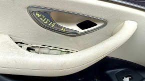 Обшивка двери карточка передняя левая Mercedes W213 E 17-23 кожа черная, вставка бежевая кожа, подлокотник бежевая кожа, без шторки, вставка под темное дерево, Burmester, с накладками и ручкой, тычки,