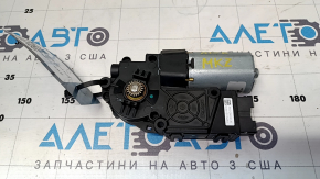 Motorul trapei de la Lincoln MKZ 13-20 are un conector defect.