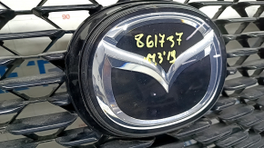 Решетка радиатора grill Mazda 3 19-26 4d в сборе, с эмблемой, матовая черная, песок