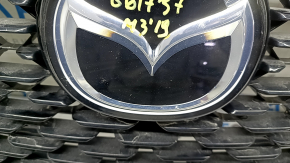 Решетка радиатора grill Mazda 3 19-26 4d в сборе, с эмблемой, матовая черная, песок