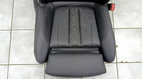 Пассажирское сидение BMW 5 G30 21-23 с airbag, электрическое, подогрев, перфорация, кожа Sensatec, черная schwarz, Sport, под чистку, вмятина на спинке