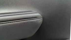 Обшивка двери карточка задняя левая Toyota Highlander 20-22 с шторкой, с ручкой, кожа черная, вставка черная, подлокотник кожа черная, царапины, под чистку, выцвела кожа