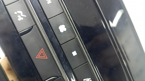Sistem de climatizare pentru un Jaguar F-Pace X761 17-20 cu scaune încălzite și ventilate sub unitatea CD, stratul de protecție este umflat, zgârieturi, stratul se exfoliază, suportul este rupt