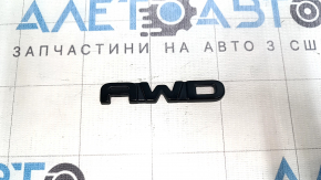 Emblema neagră a modelului Toyota Highlander 20-25 cu tracțiune integrală pe hayon.