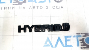 Emblema Toyota Highlander 20-25 HYBRID neagră pe portbagaj.
