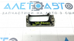 Рамка подсветки номера двери багажника правая Toyota Sienna 21-26