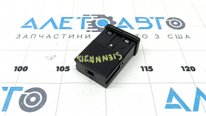 USB Hub центральной консоли Toyota Sienna 21-26 задний