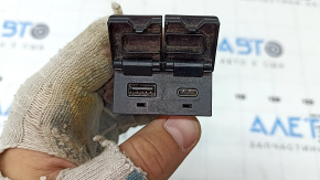 USB Hub центральной консоли Toyota Sienna 21-26 задний