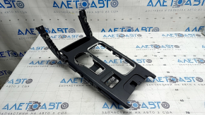 Zgârieturi pe crom pe ornamentul consolei centrale Ford Fusion mk5 17-20