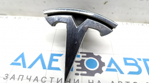 Эмблема передняя решетки радиатора grill Tesla Model X 16-21 трещины, песок
