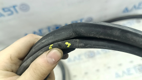 Уплотнитель резина двери багажника Toyota Sienna 21-26 потерт
