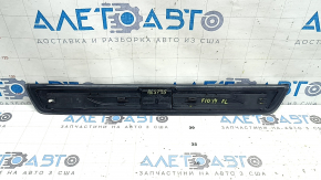 Ornamentul pragului exterior al ușii, stânga față, BMW 5 F10 11-16, este spart, are zgârieturi și lipsește cromul.