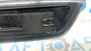 Ornamentul pragului exterior al ușii, stânga față, BMW 5 F10 11-16, este spart, are zgârieturi și lipsește cromul.