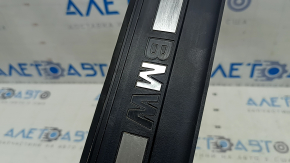 Ornamentul pragului exterior al ușii, stânga față, BMW 5 F10 11-16, este spart, are zgârieturi și lipsește cromul.