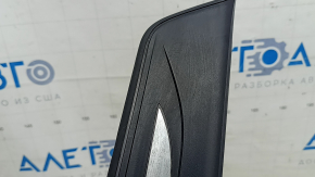 Ornamentul pragului exterior al ușii, stânga față, BMW 5 F10 11-16, este spart, are zgârieturi și lipsește cromul.