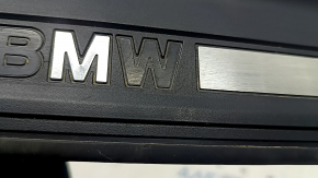 Ornamentul pragului exterior al ușii, stânga față, BMW 5 F10 11-16, este spart, are zgârieturi și lipsește cromul.