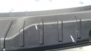 Накладка проема багажника BMW 5 F10 11-16 потерта, царапины