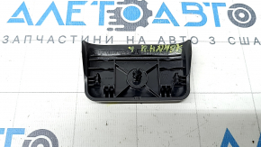 Накладка внутренней направляющей правого сидения 2-го ряда передняя Toyota Sienna 21-26 черная, потерта