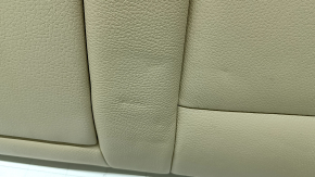 Spatele banchetei spate stânga a unui BMW 5 F10 14-16, piele Dakota bej Venetobeige, încălzită, necesită curățare, lovită, zgârieturi pe plastic, strat de plastic exfoliat