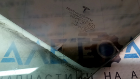 Стекло двери передней правой Tesla Model 3 18-20 вздутие тонировки, царапина на тонировке, нет фрагмента