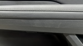 Обшивка двери карточка задняя правая VW Atlas 24-26 черная, черная кожа с белой строчкой, без шторки, вставка под дерево, хром, подлокотник кожа черная, с подсветкой, с ручкой, с накладками, потерта