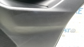 Обшивка двери карточка задняя правая Mazda CX-5 17-23 с черной вставкой кожа, подлокотник кожа черный, молдинг хром, с ручкой, царапины, потертость