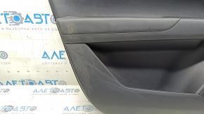 Обшивка двери карточка передняя левая Mazda CX-5 17-23 с черной вставкой кожа, подлокотник кожа черный, молдинг хром, с ручкой, царапины, потертость