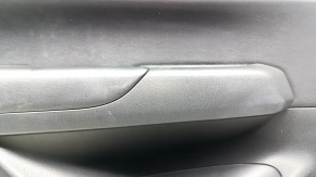 Обшивка двери карточка задняя левая Mazda CX-5 17-23 с черной вставкой кожа, подлокотник кожа черный, молдинг хром, с ручкой, царапины, потертость